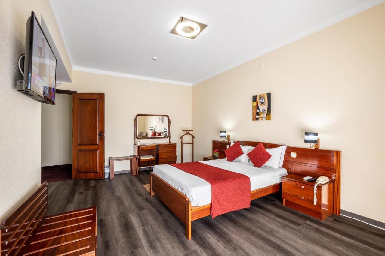 Hotel Colmeia Monte Real Bagian luar foto