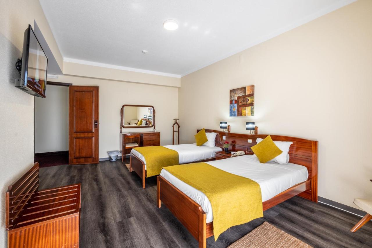 Hotel Colmeia Monte Real Bagian luar foto